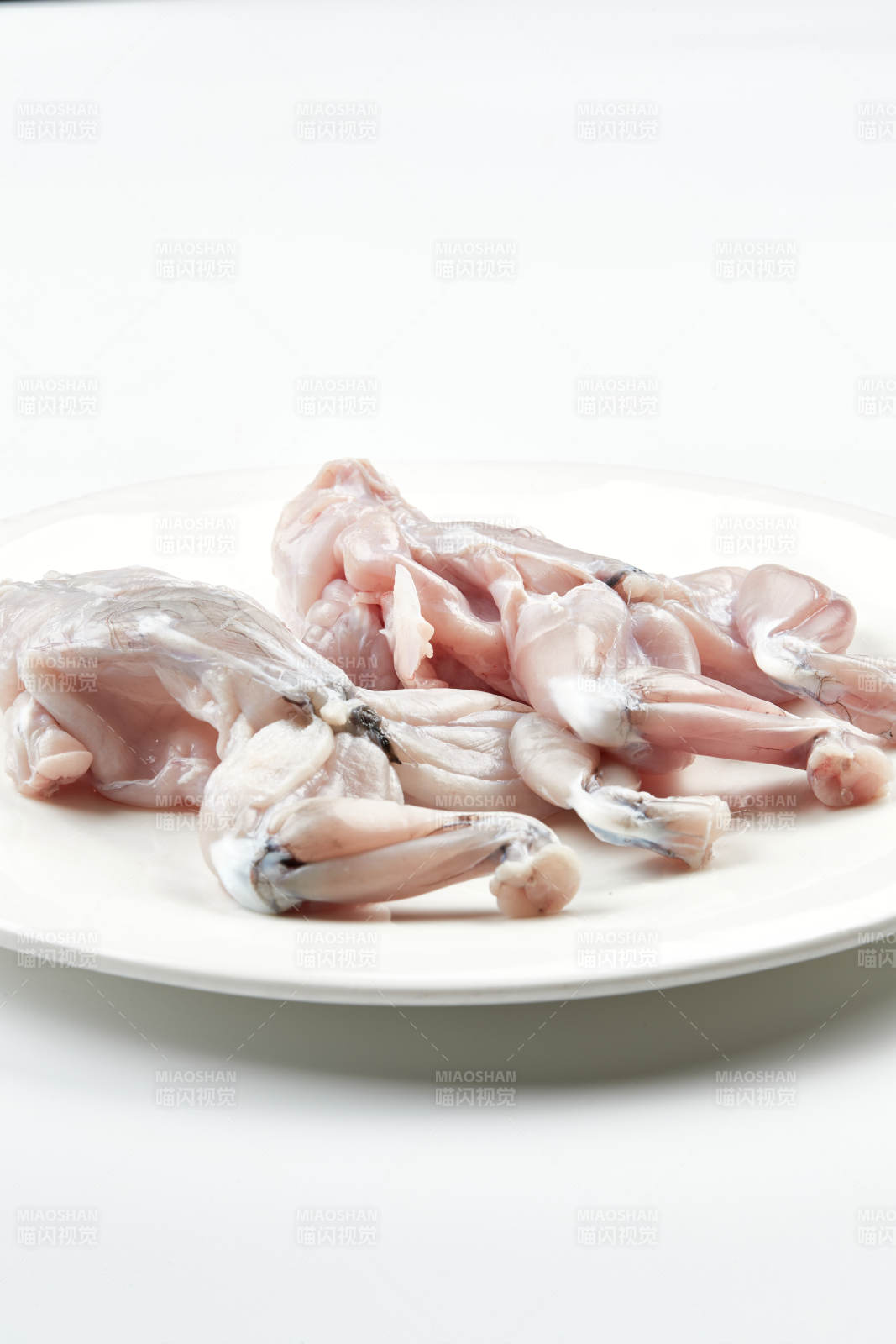 白色瓷盘装的现杀大牛蛙图片