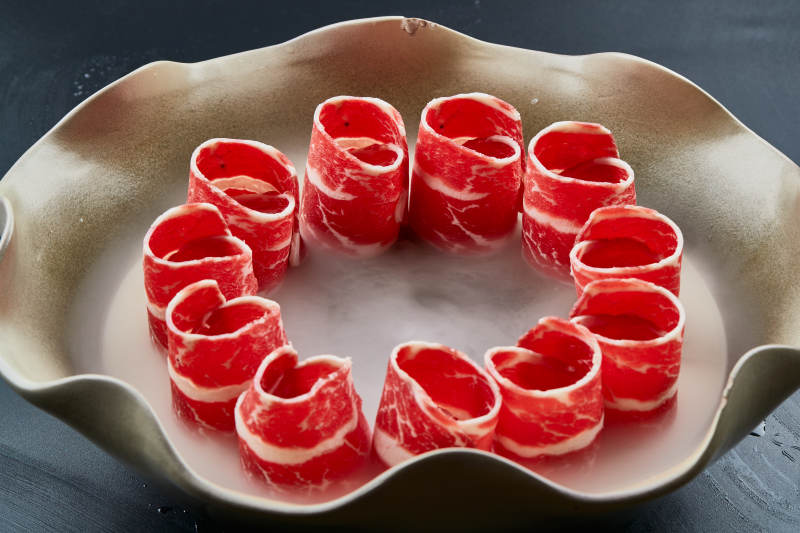 干冰缭绕的背景上摆放的雪花和牛卷图片