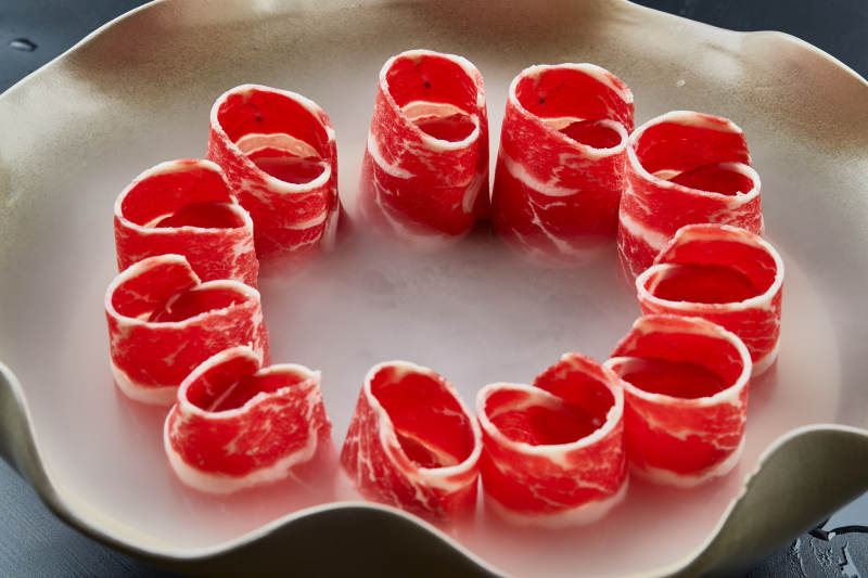 干冰缭绕的背景上摆放的雪花和牛卷图片