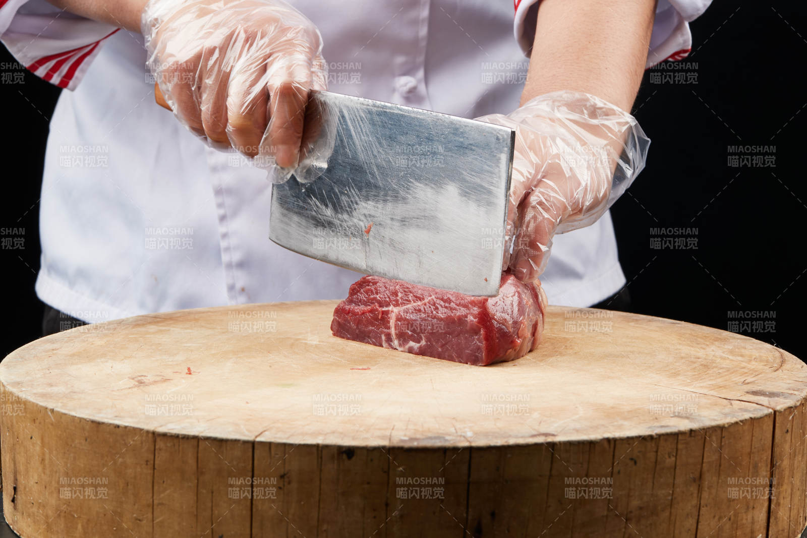 厨师运用精湛刀工分切的鲜食牛肉图片