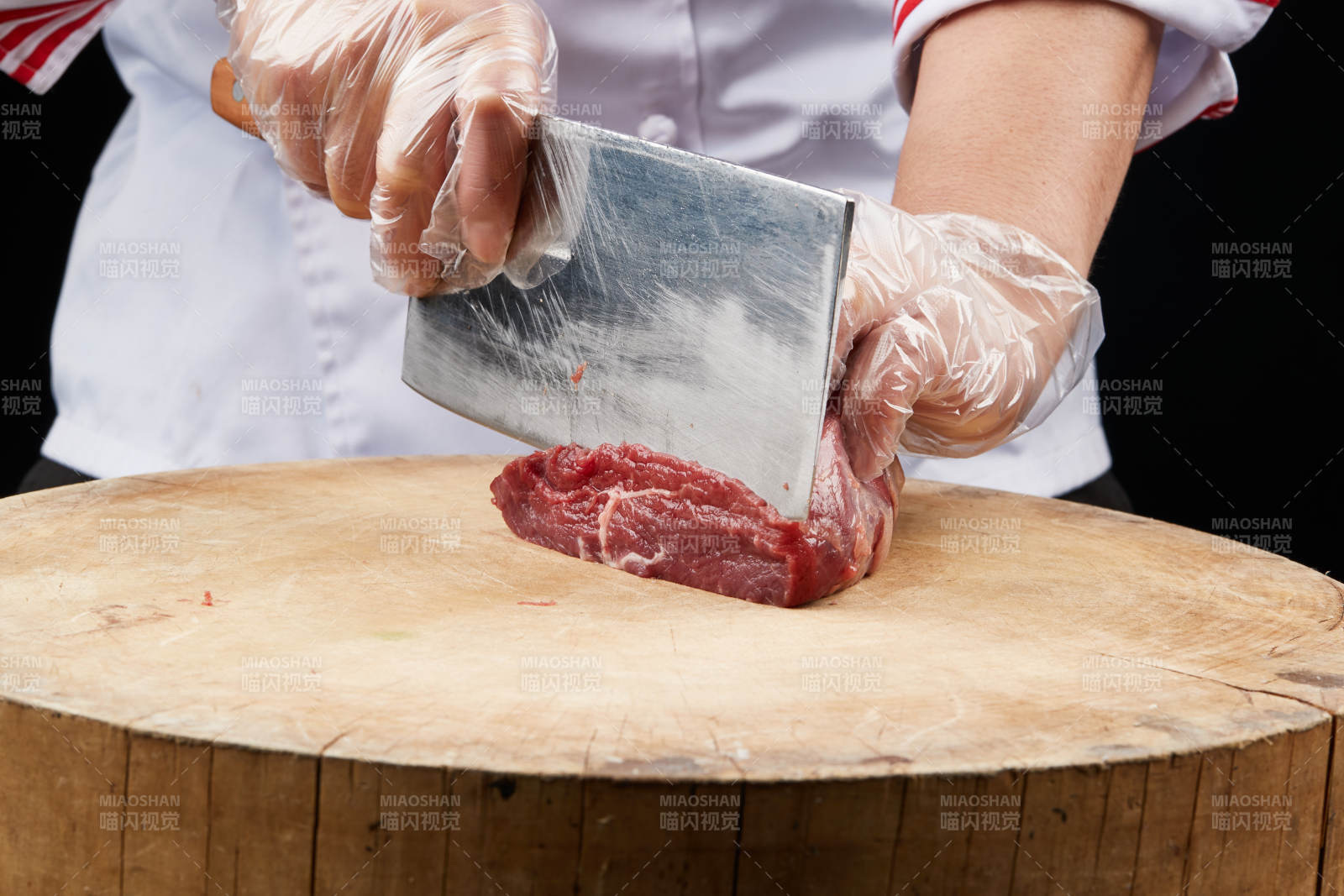 厨师运用精湛刀工分切的鲜食牛肉图片