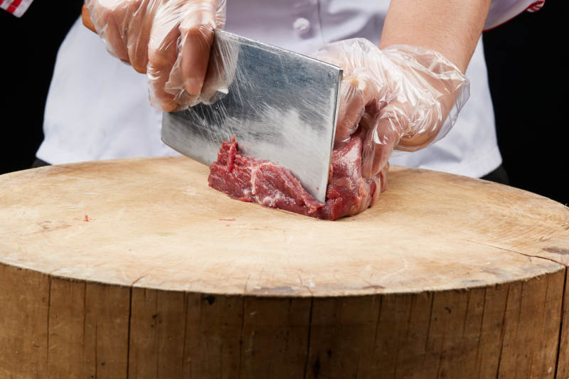 厨师运用精湛刀工分切的鲜食牛肉图片