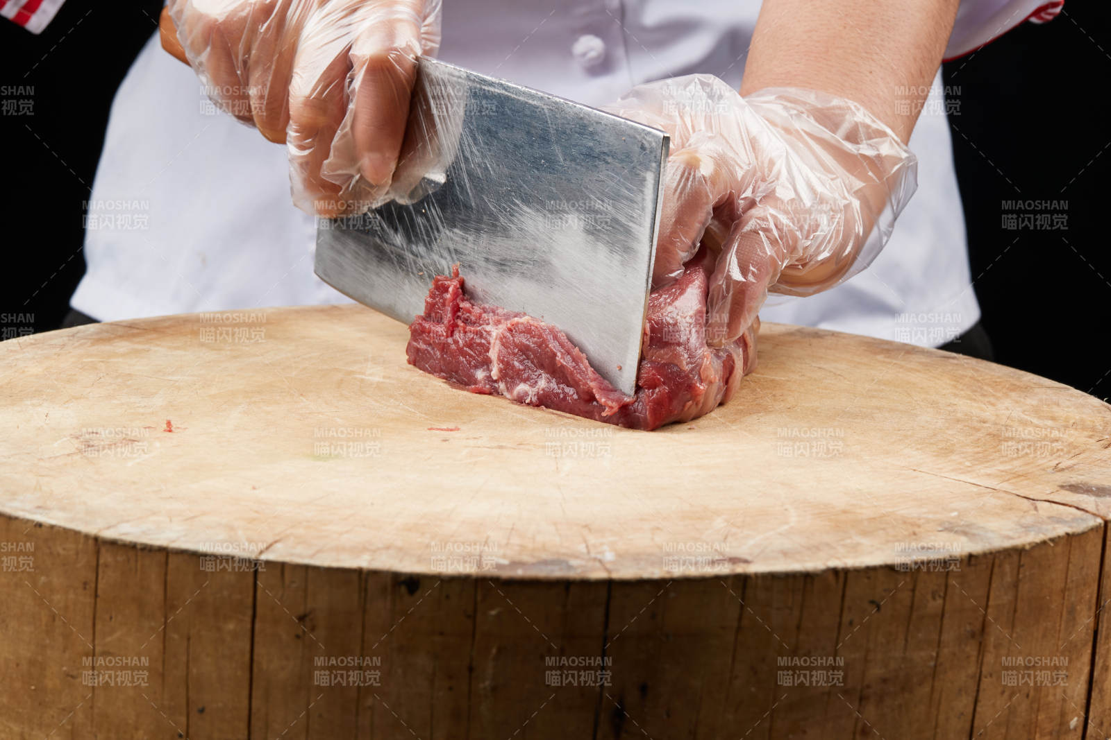 厨师运用精湛刀工分切的鲜食牛肉图片