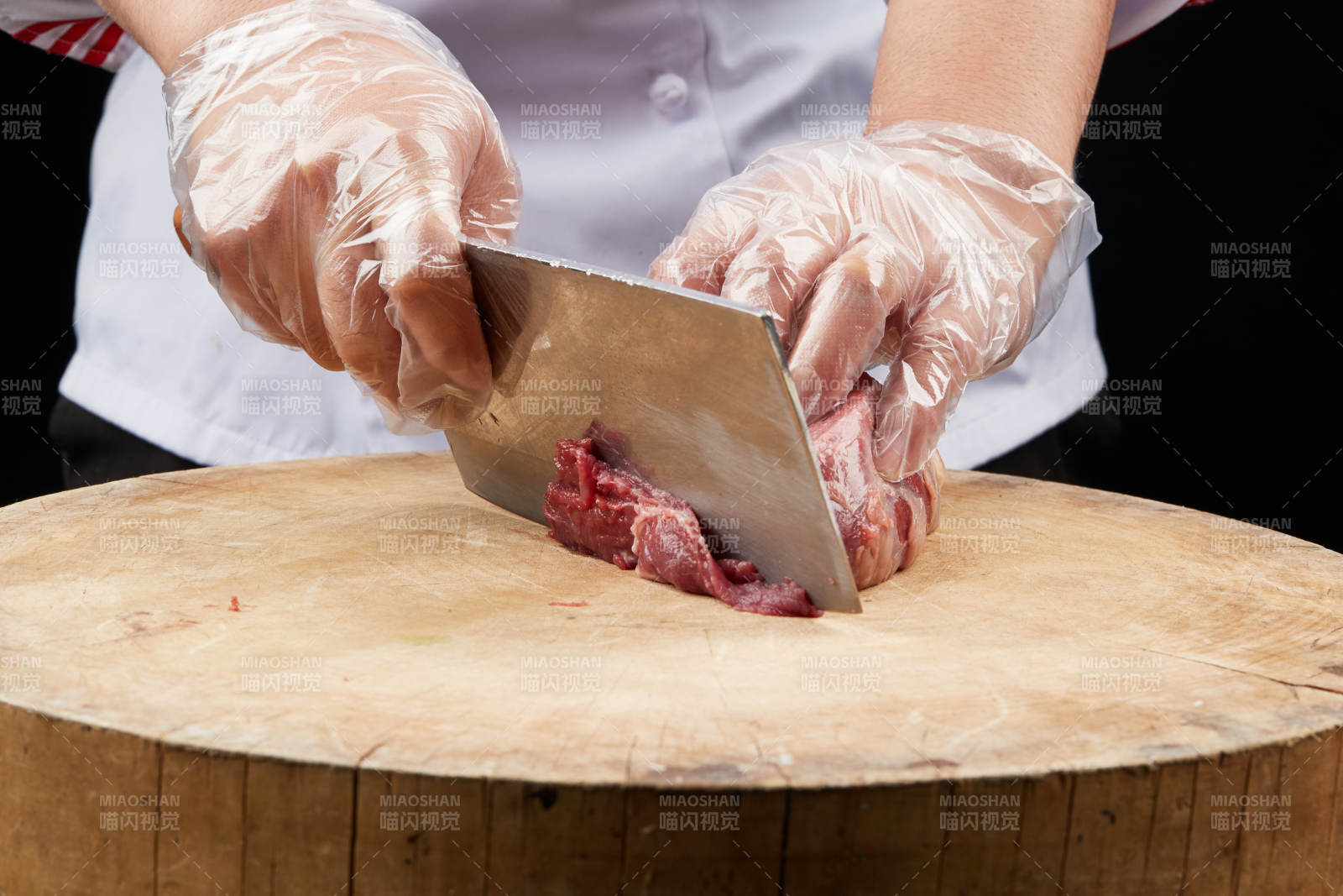 厨师运用精湛刀工分切的鲜食牛肉图片