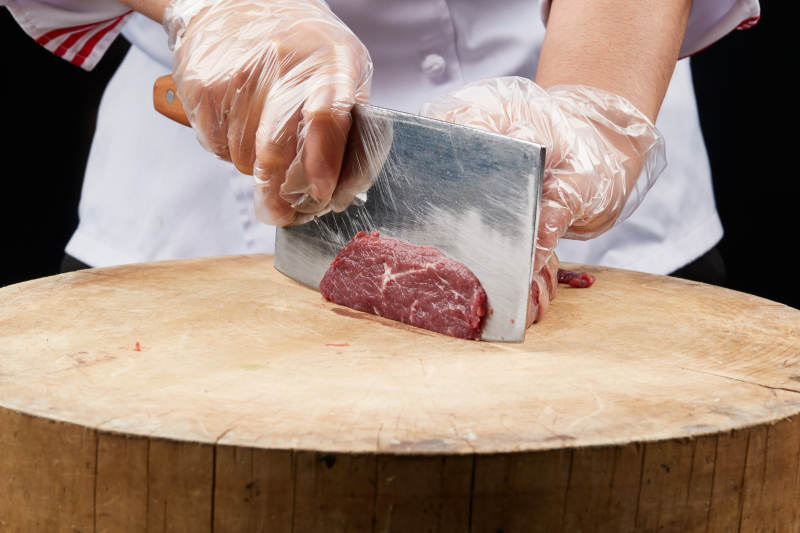 厨师运用精湛刀工分切的鲜食牛肉图片