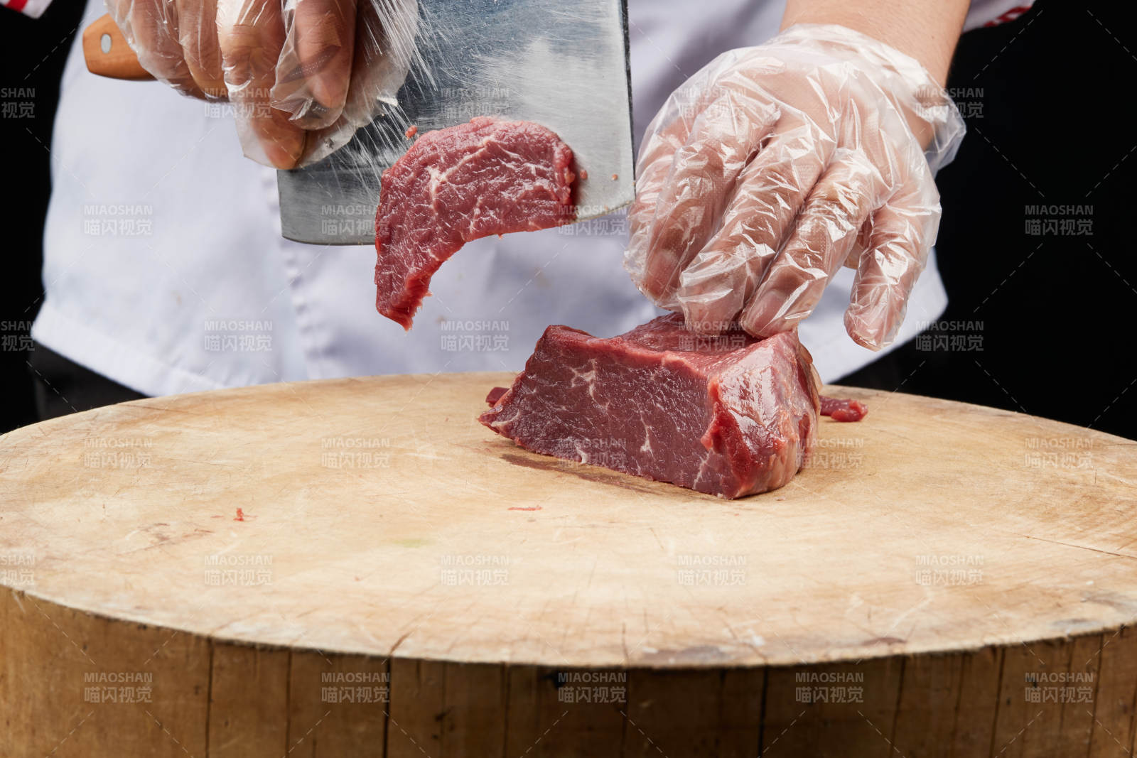 厨师运用精湛刀工分切的鲜食牛肉图片