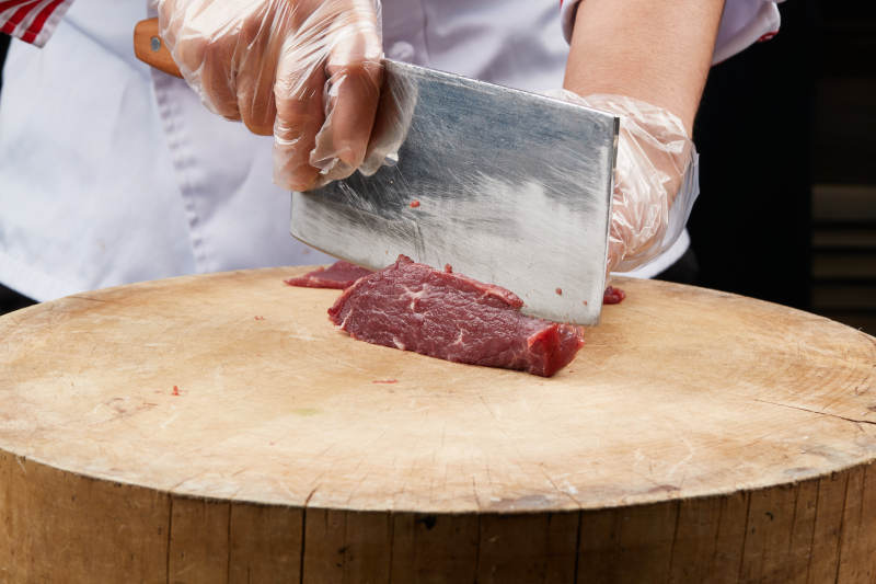 厨师运用精湛刀工分切的鲜食牛肉图片