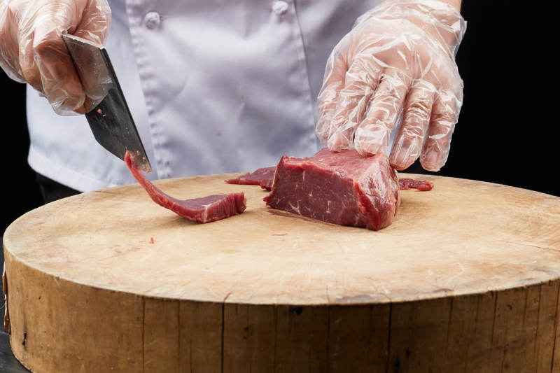 厨师运用精湛刀工分切的鲜食牛肉图片
