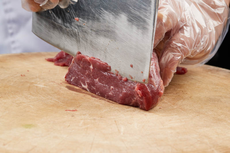 厨师运用精湛刀工分切的鲜食牛肉图片