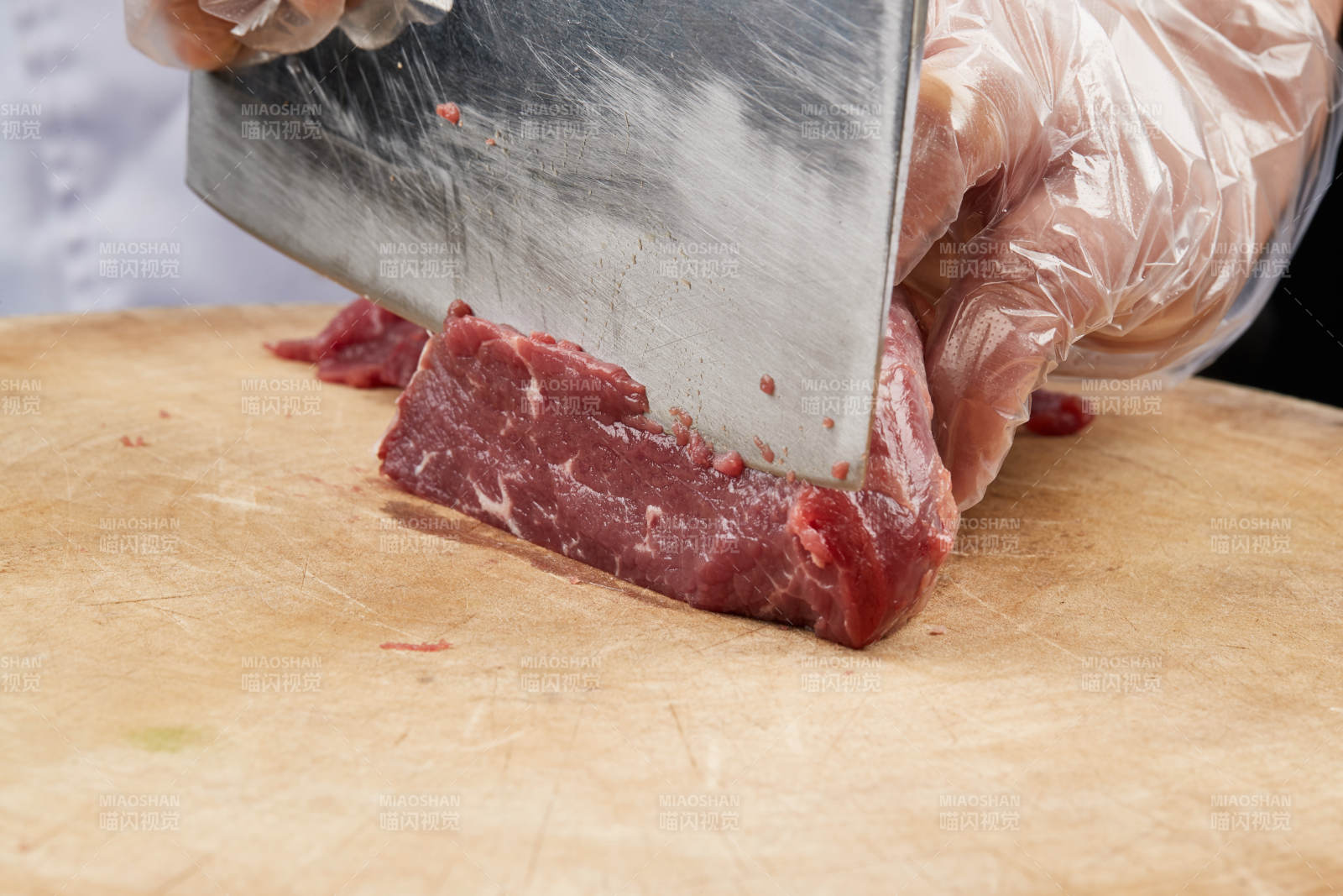 厨师运用精湛刀工分切的鲜食牛肉图片
