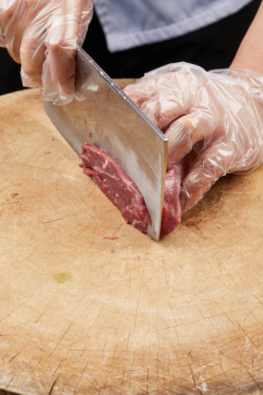 厨师运用精湛刀工分切的鲜食牛肉图片