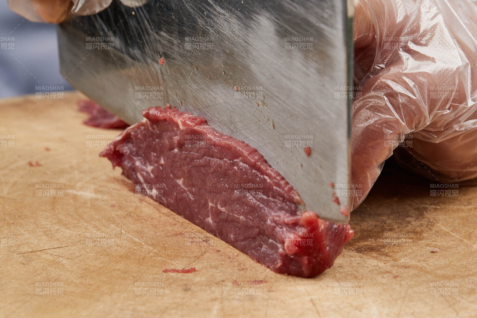 厨师运用精湛刀工分切的鲜食牛肉图片