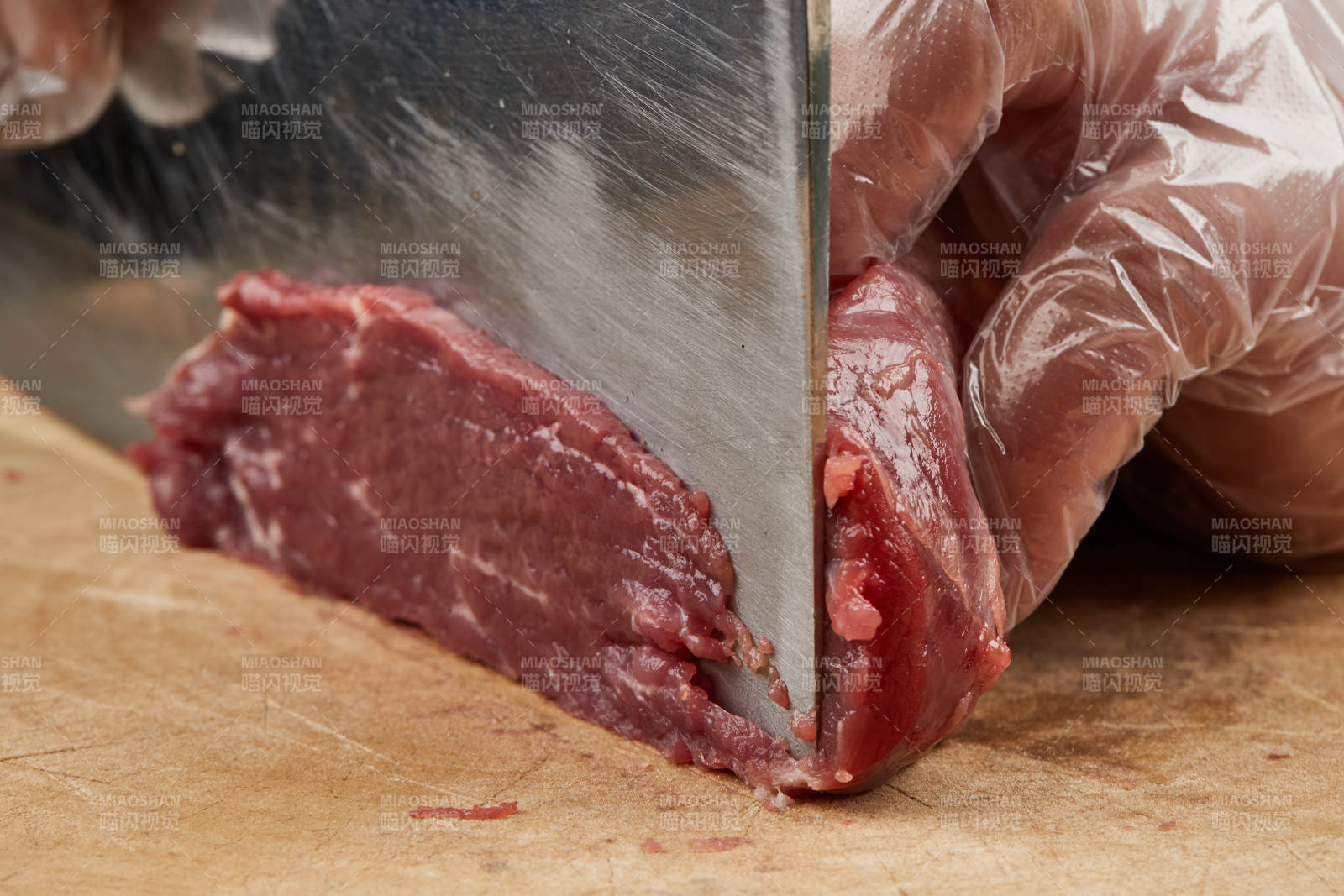 厨师运用精湛刀工分切的鲜食牛肉图片