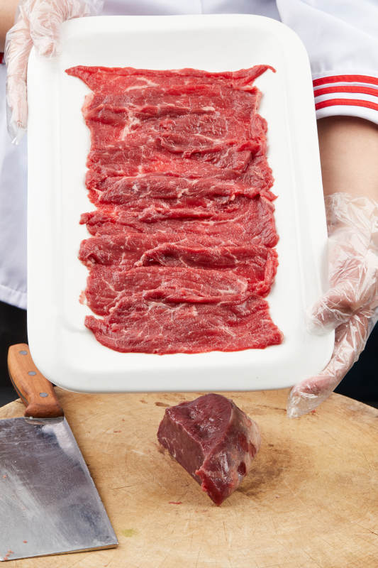 厨师运用精湛刀工分切的鲜食牛肉图片
