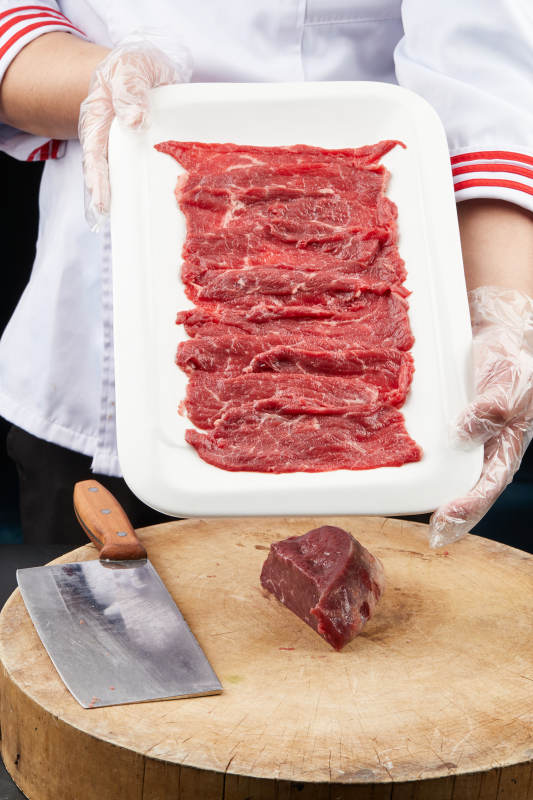 厨师运用精湛刀工分切的鲜食牛肉图片