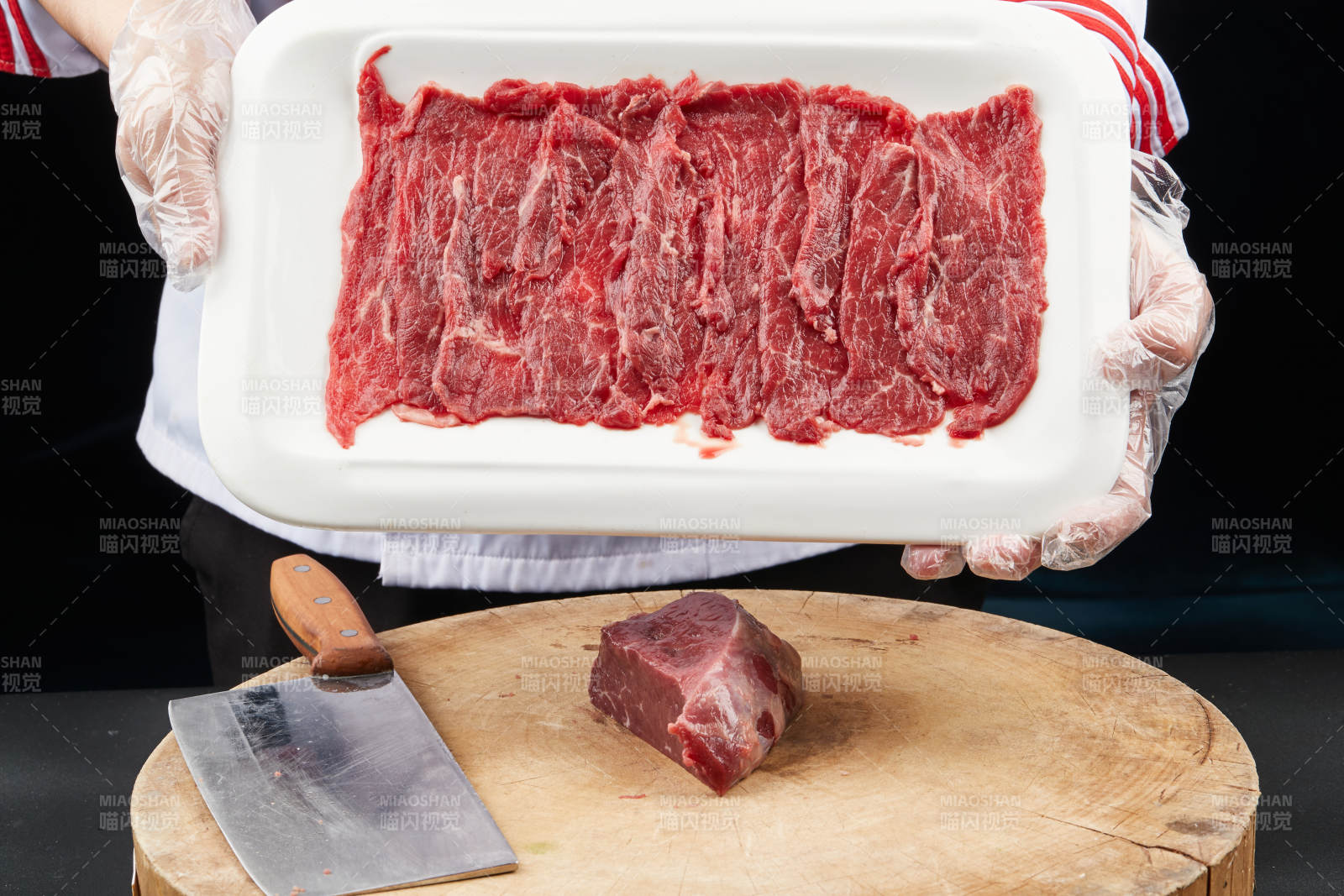 厨师运用精湛刀工分切的鲜食牛肉图片