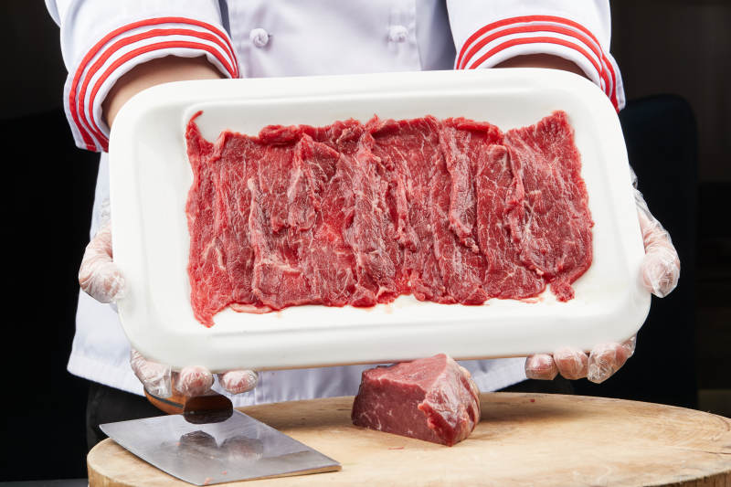 厨师运用精湛刀工分切的鲜食牛肉图片