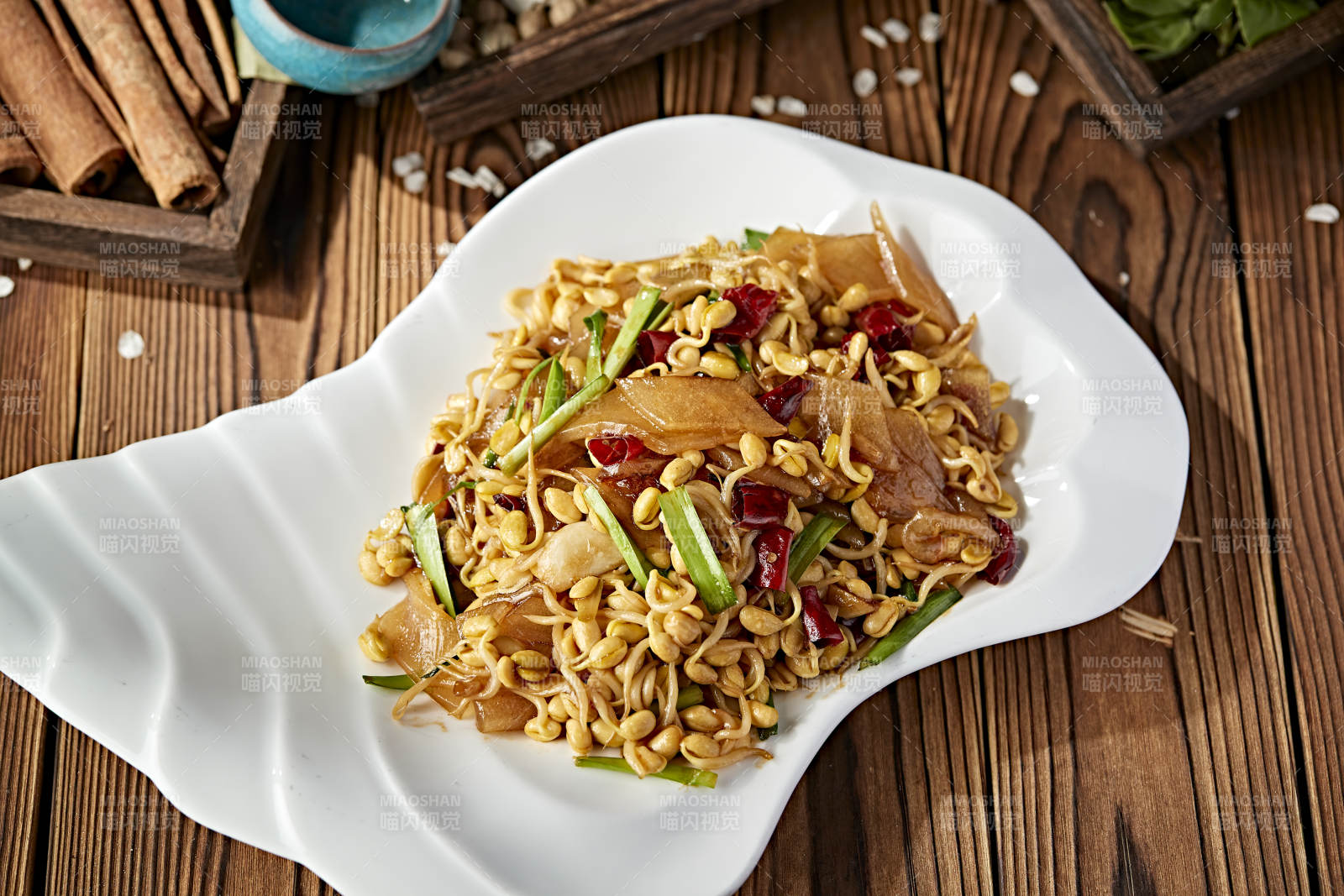 黄豆芽青蒜苗辣椒炒宽粉图片