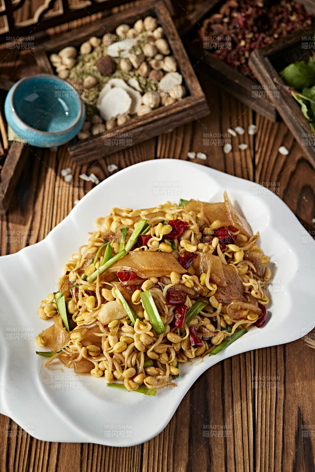 黄豆芽青蒜苗辣椒炒宽粉图片