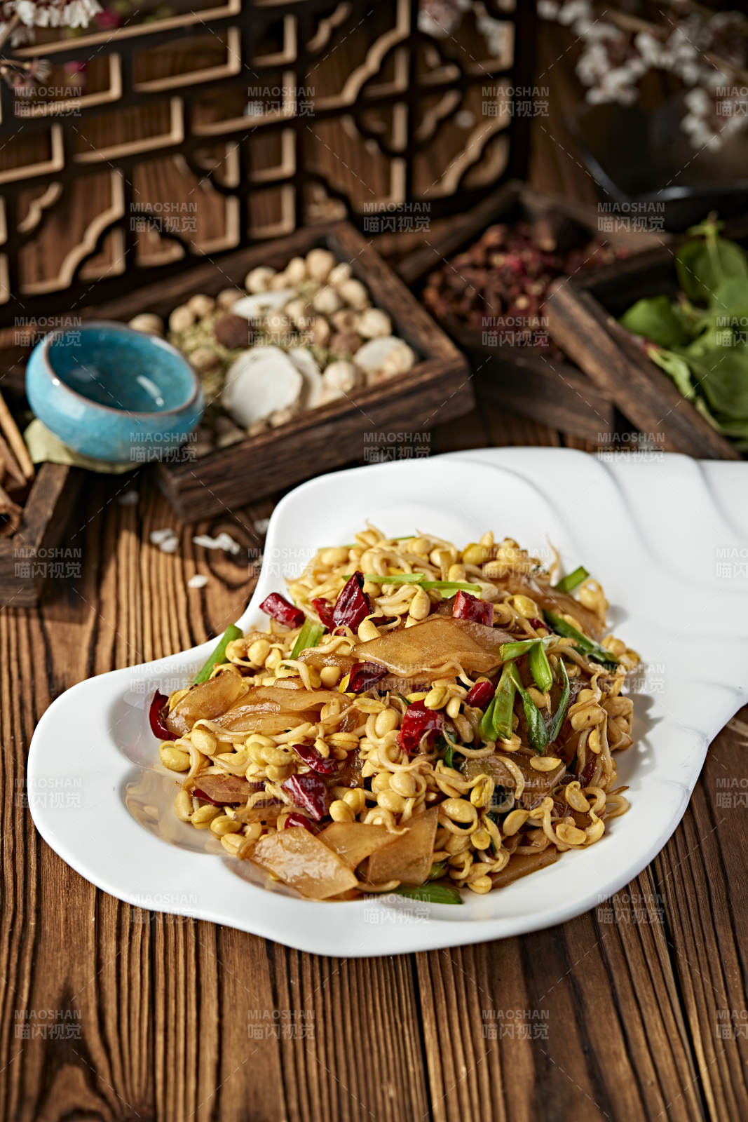 黄豆芽青蒜苗辣椒炒宽粉图片