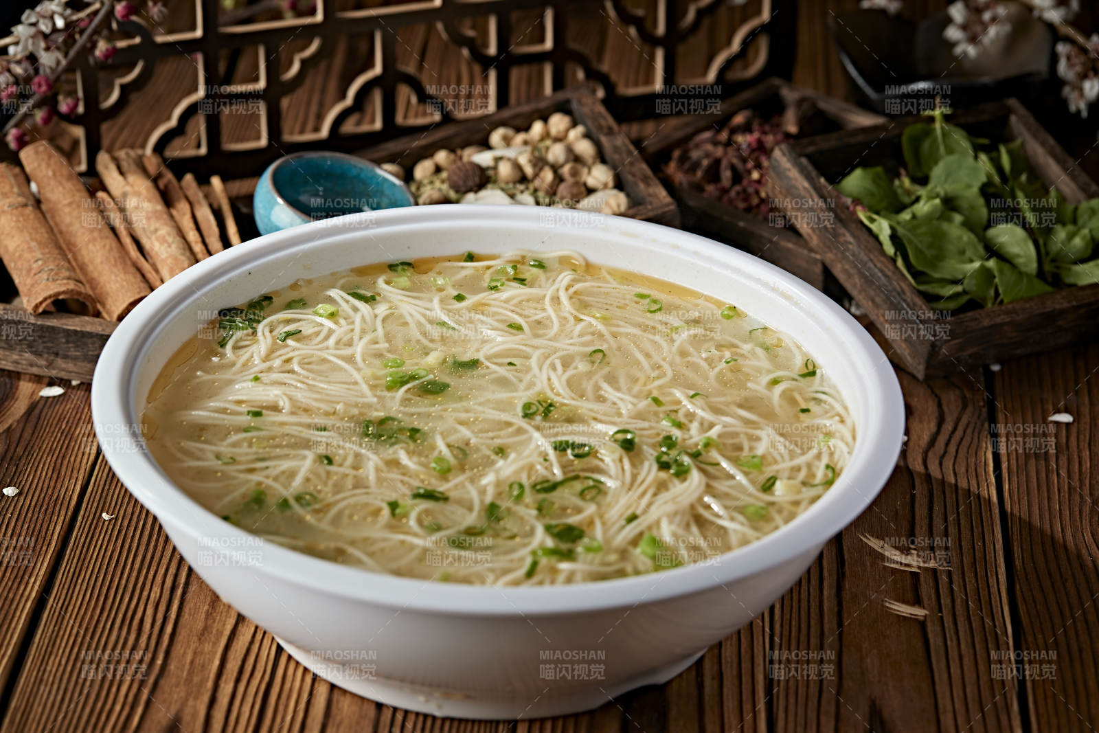 清汤煮挂面图片