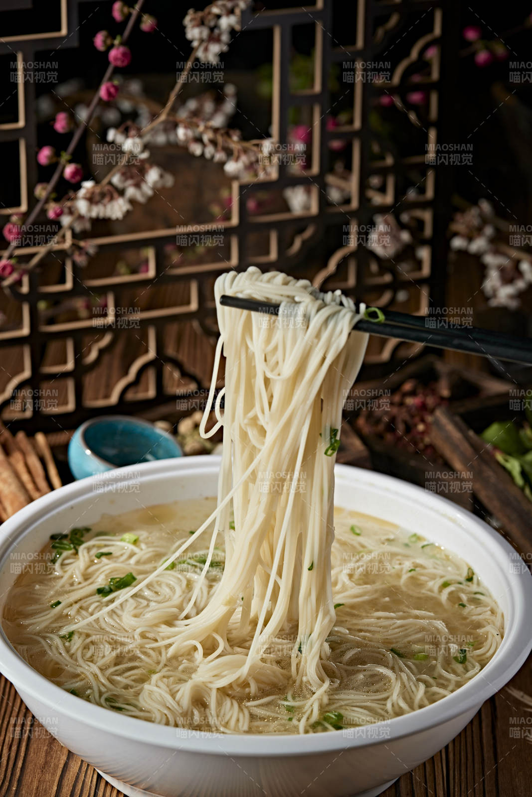 清汤煮挂面图片