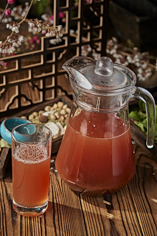 玻璃器皿装的鲜榨果蔬汁图片