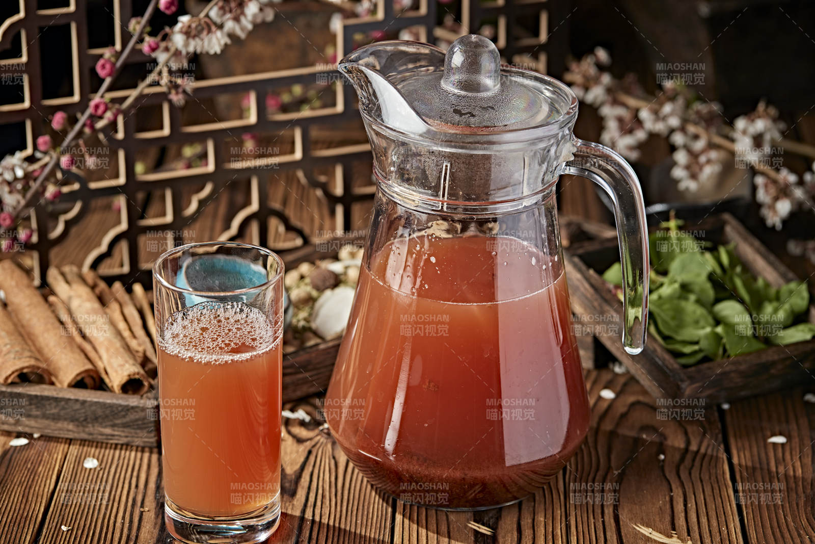 玻璃器皿装的鲜榨果蔬汁图片