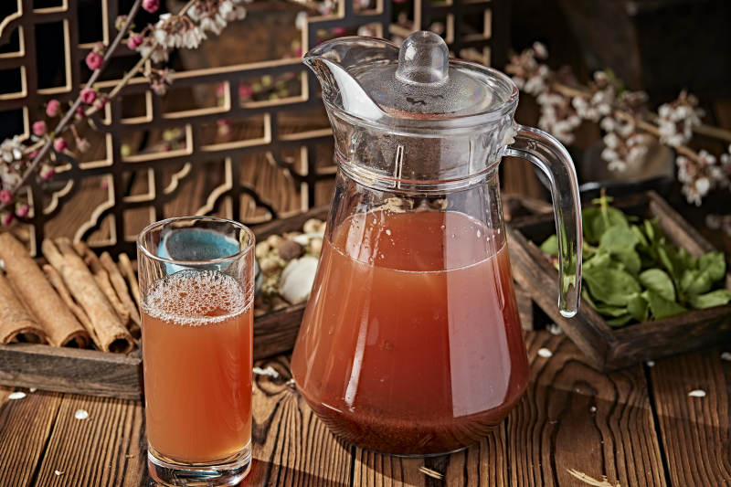 玻璃器皿装的鲜榨果蔬汁图片