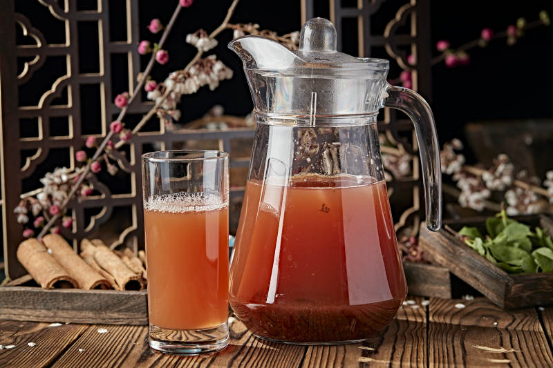 玻璃器皿装的鲜榨果蔬汁图片