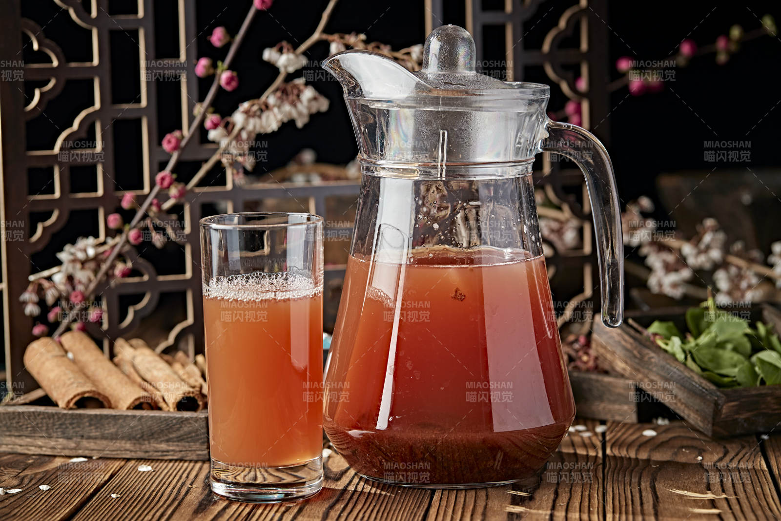 玻璃器皿装的鲜榨果蔬汁图片