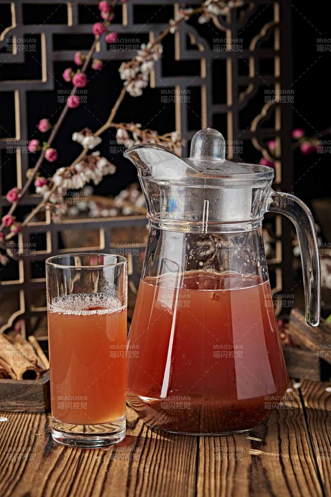 玻璃器皿装的鲜榨果蔬汁图片