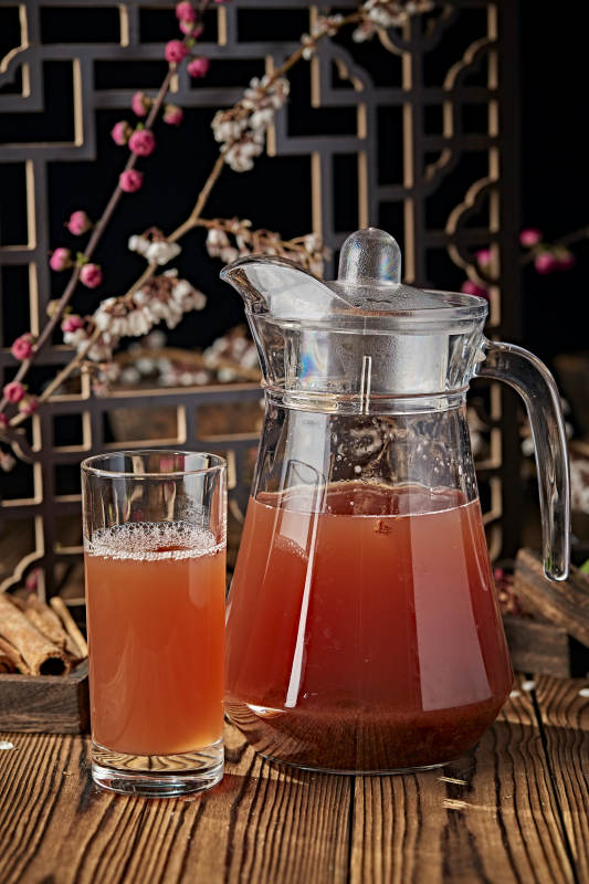 玻璃器皿装的鲜榨果蔬汁图片