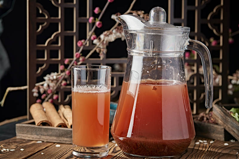 玻璃器皿装的鲜榨果蔬汁图片