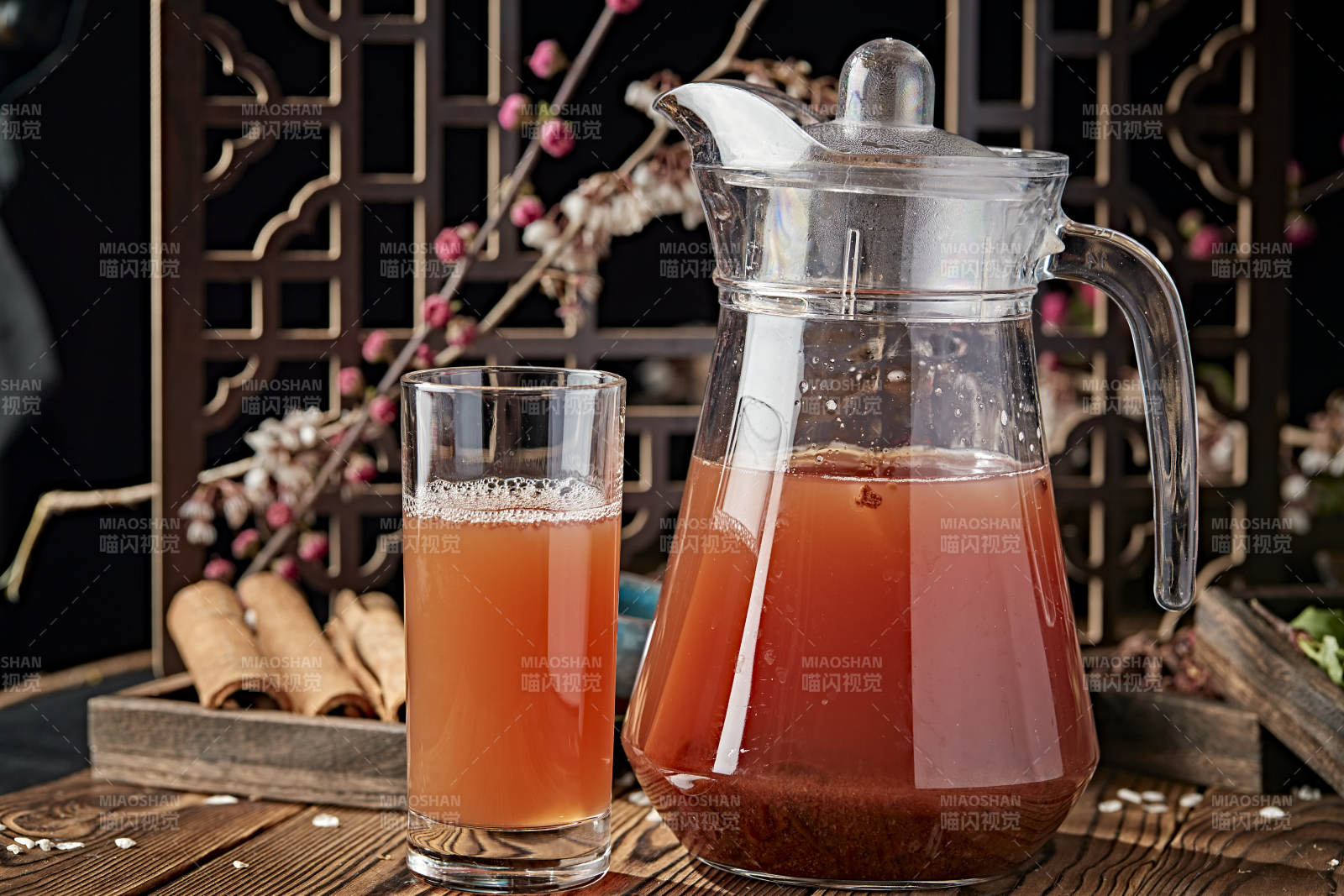 玻璃器皿装的鲜榨果蔬汁图片