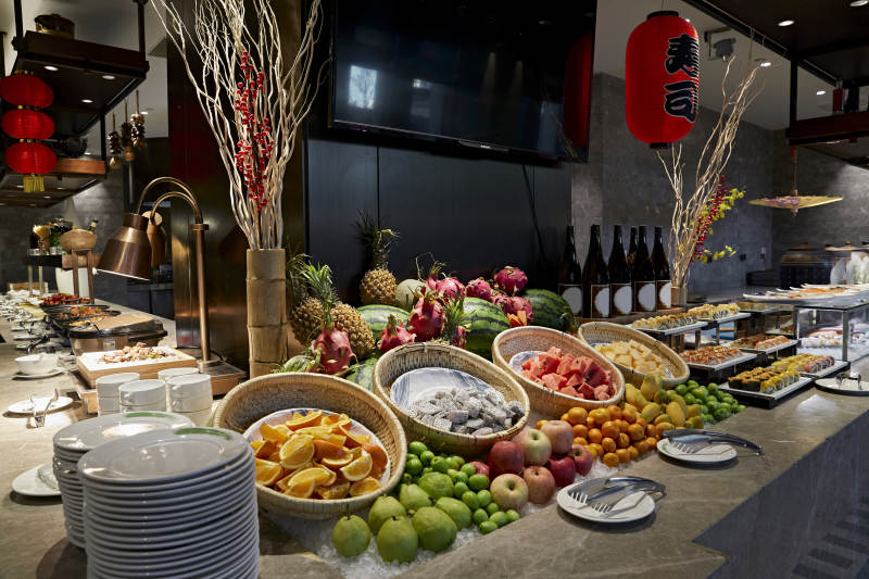 高档星级酒店自助餐的缤纷水果餐台图片