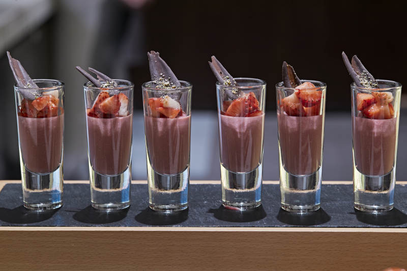 高档星级酒店自助餐甜品巧克力水果布丁图片