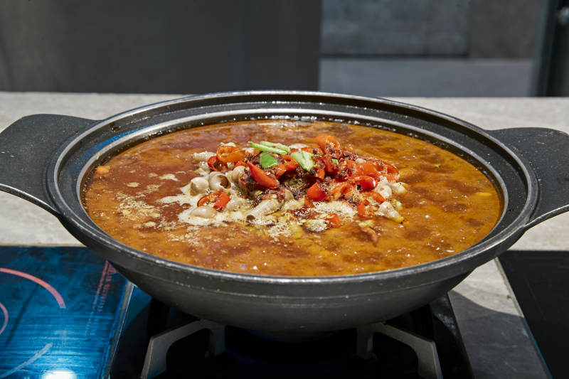 高档星级酒店自助餐砂锅香辣钉螺图片