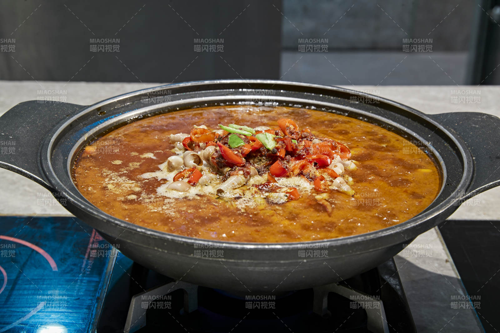 高档星级酒店自助餐砂锅香辣钉螺图片