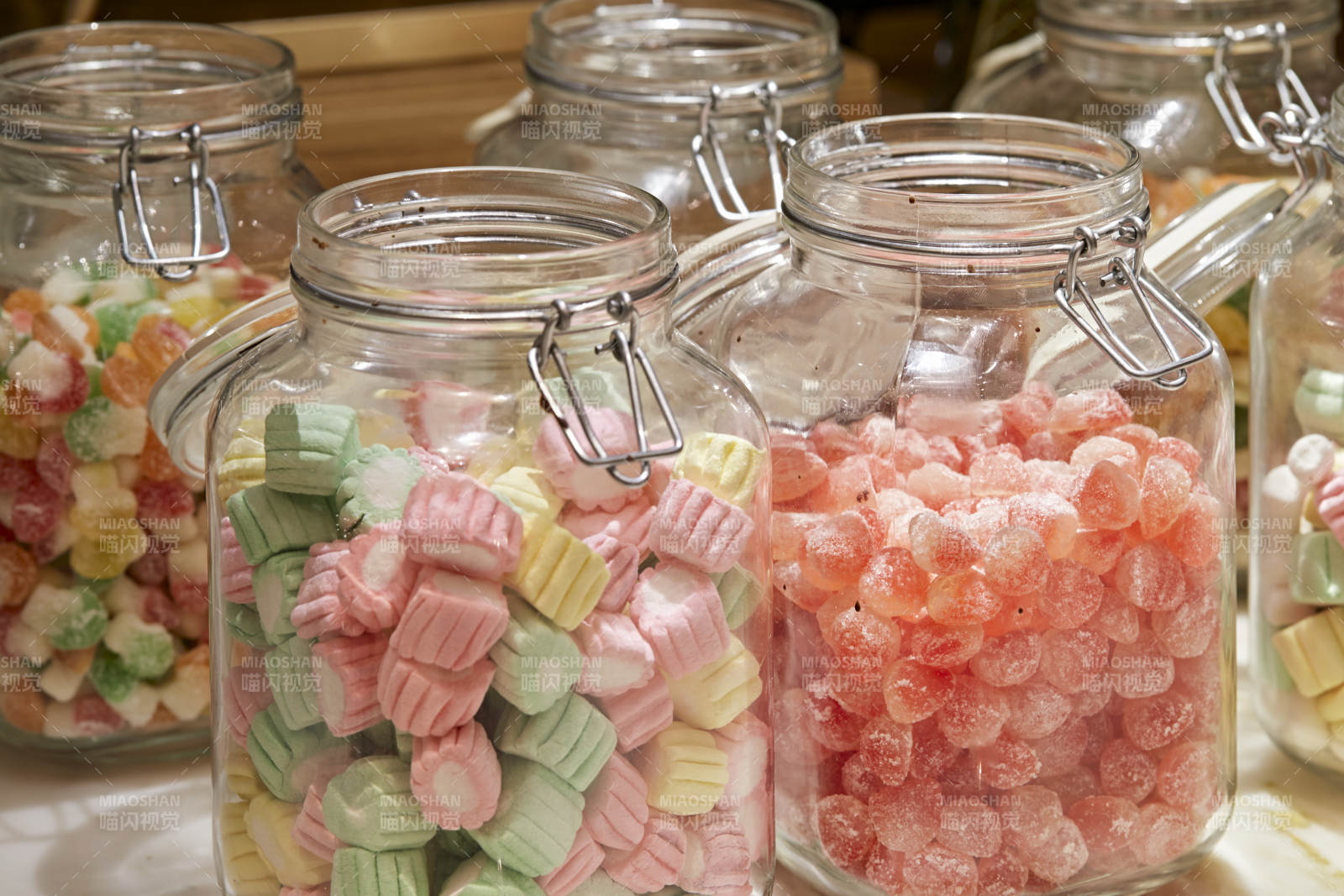 玻璃瓶里的糖果图片