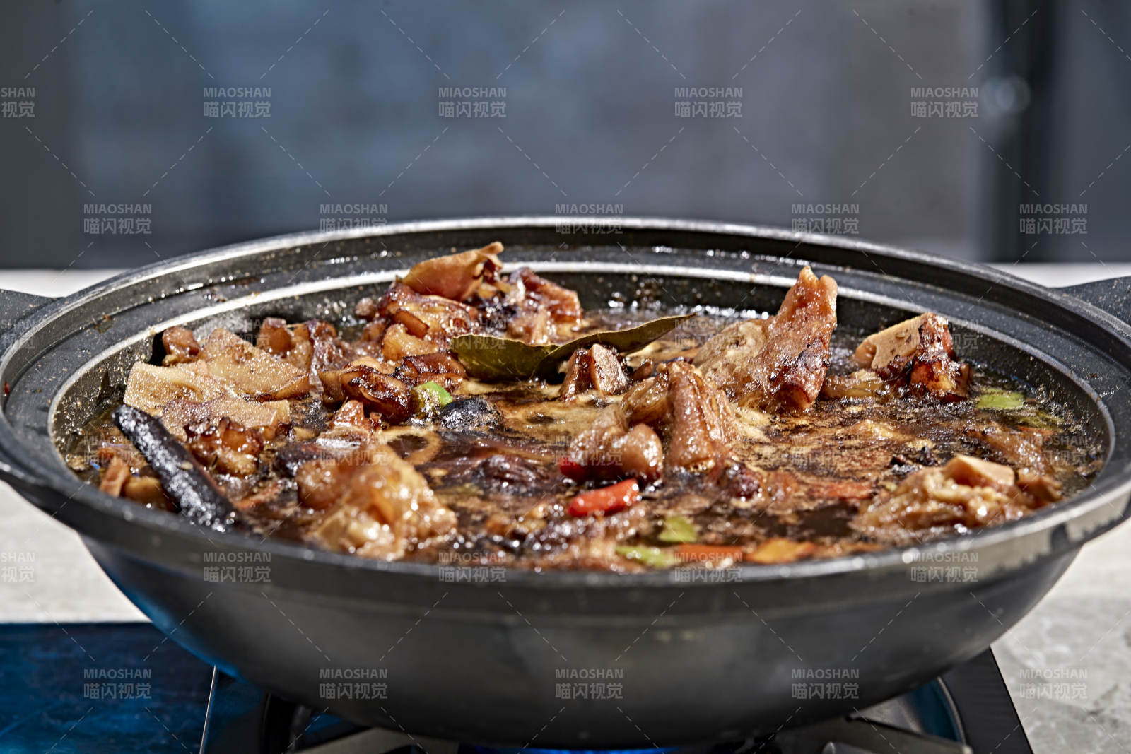 高档星级酒店自助餐砂锅香辣牛骨头图片