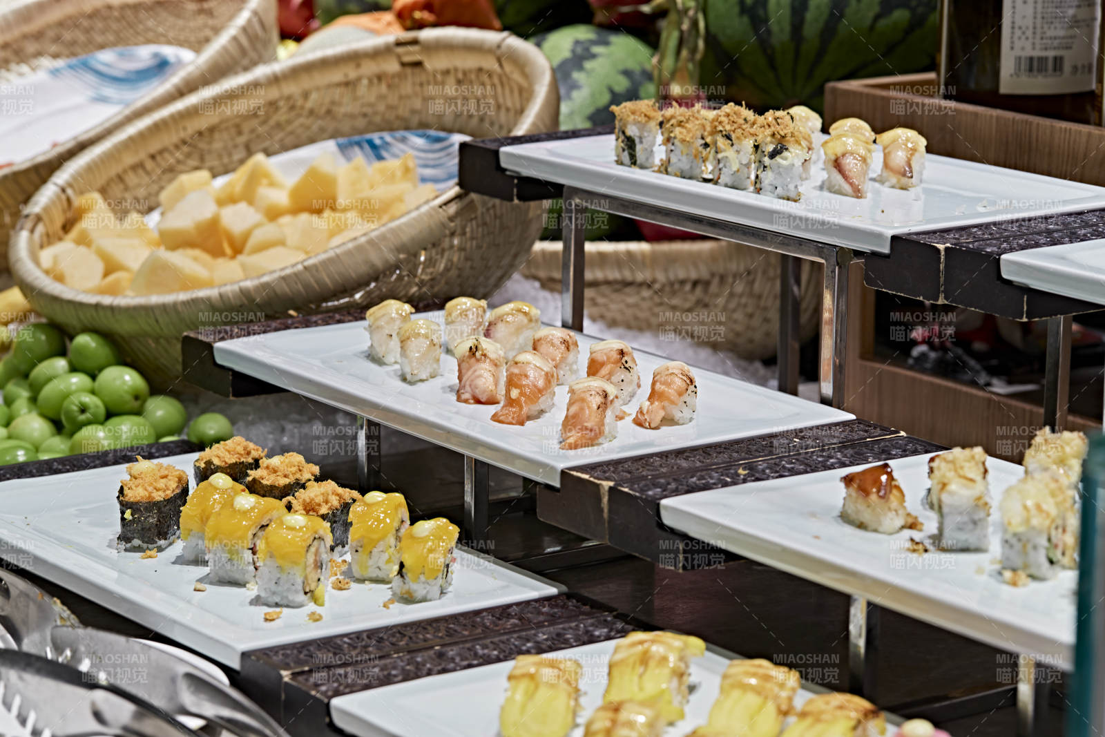 高档星级酒店自助餐的日料寿司图片