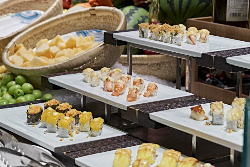 高档星级酒店自助餐的日料寿司图片