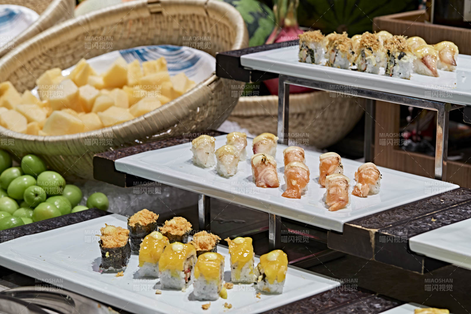 高档星级酒店自助餐的日料寿司图片