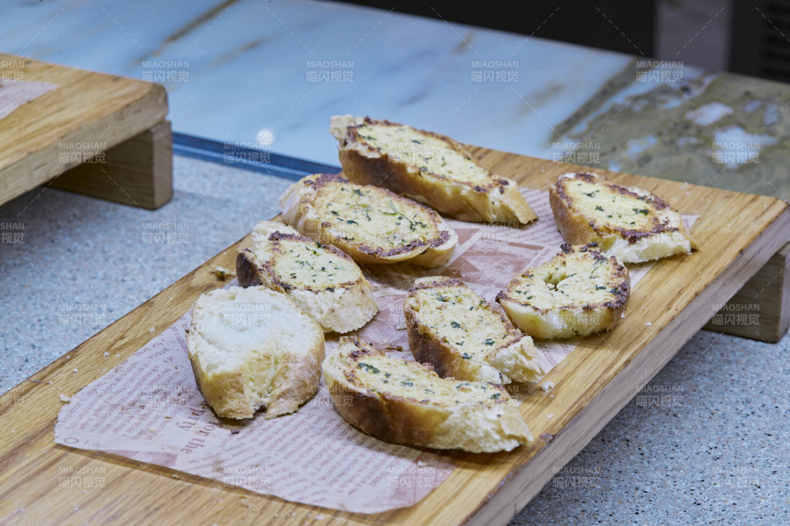 高档星级酒店自助餐的面包甜品图片