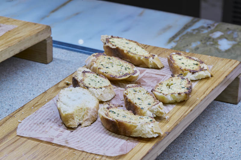 高档星级酒店自助餐的面包甜品图片