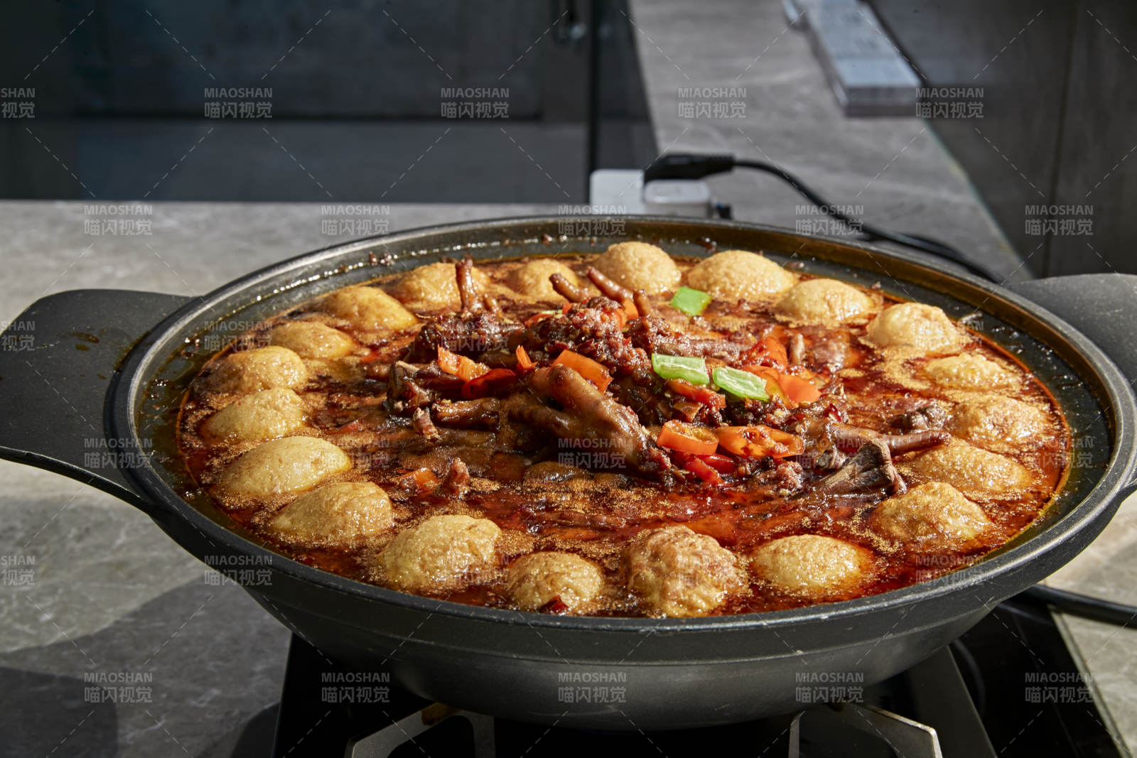 高档星级酒店自助餐砂锅麻辣凤爪虎皮鸡蛋图片
