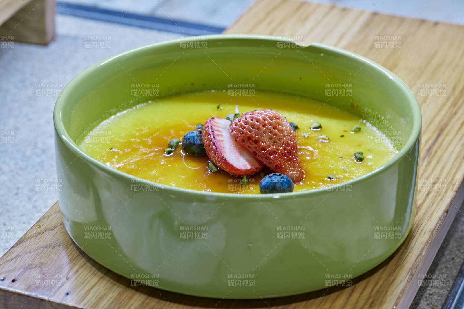 高档星级酒店自助餐的水果焦糖蛋挞布丁图片