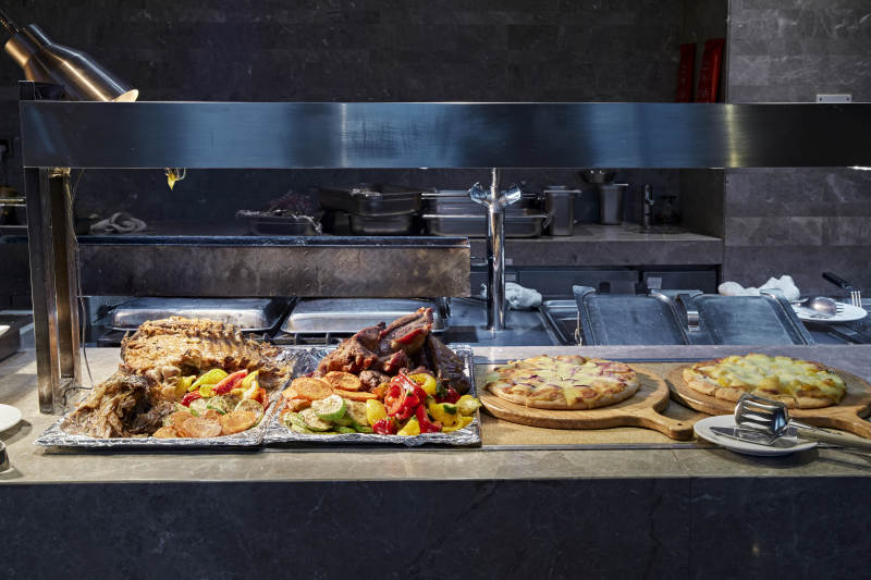 高档星级酒店自助餐的铁板烧烤烤肉餐台图片