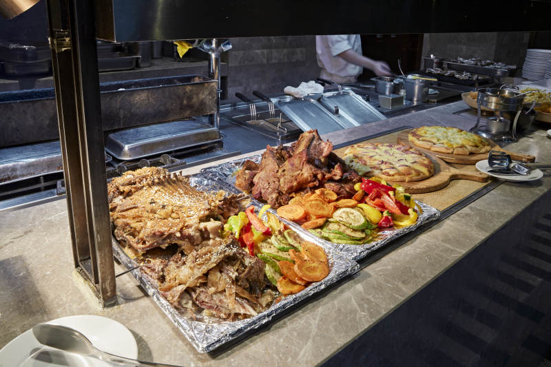 高档星级酒店自助餐的铁板烧烤烤肉餐台图片